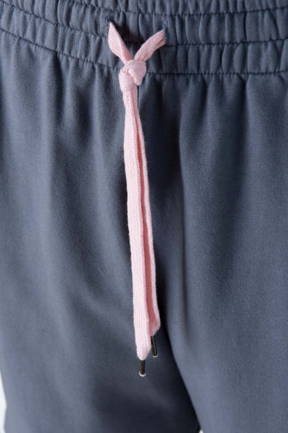 SHORT DE HELLO KITTY GRIS CON PRETINA ELÁSTICA PARA MUJER