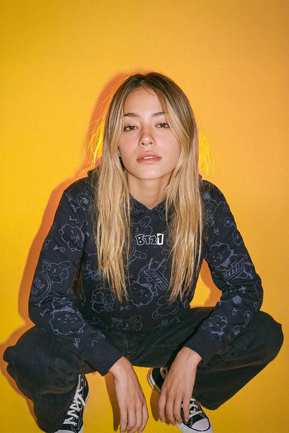  BUZO DE BT21 REGULAR FIT CON CAPUCHA PARA MUJER