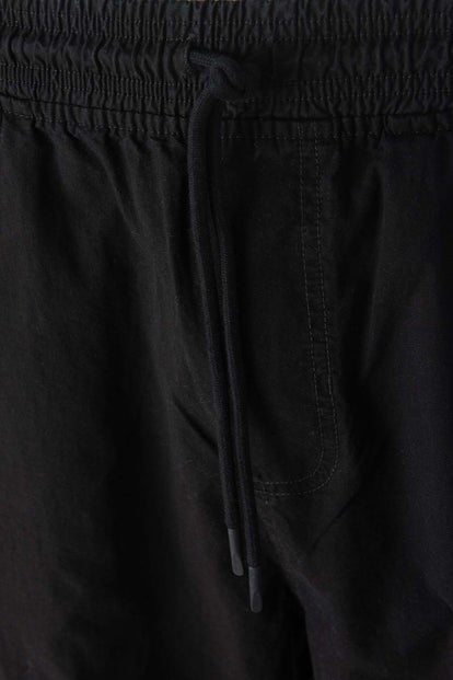  BERMUDA DE MOVIES NEGRA CON BOLSILLOS TIPO CARGO PARA HOMBRE