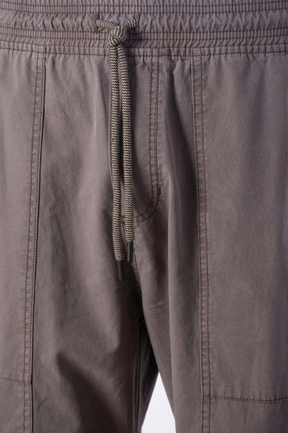  JOGGER DE MOVIES CON CORDON AJUSTABLE CAFE PARA HOMBRE